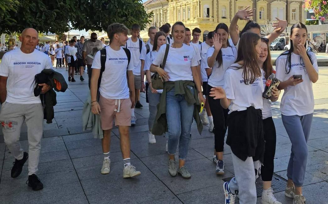 Brodski hodaton okupio oko 350 šetača