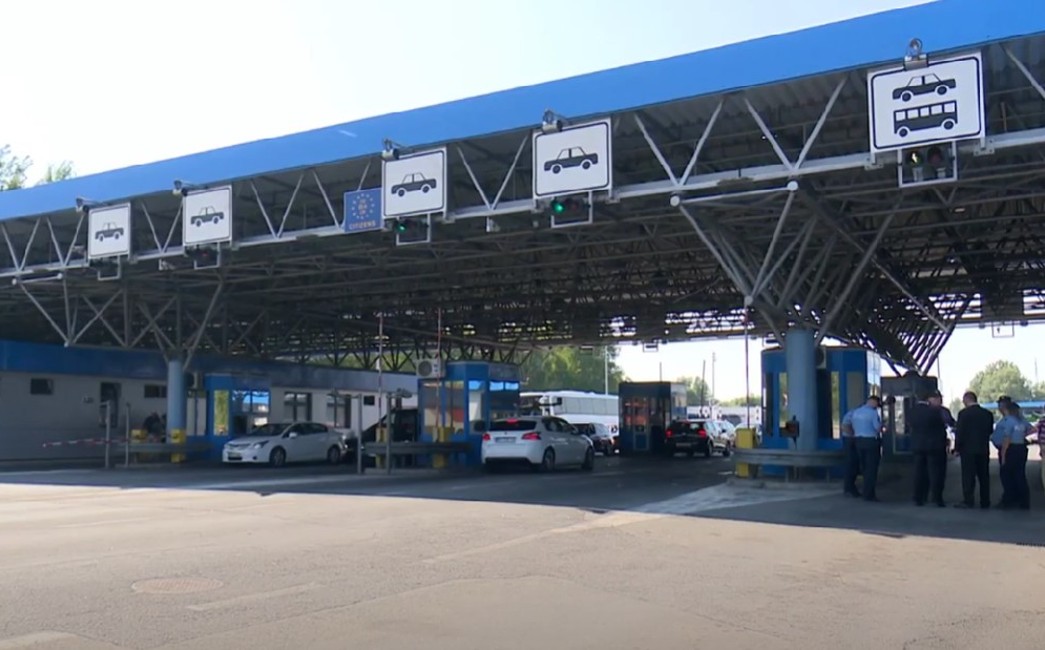 Na području Slavonskog Broda uhićena dvojica krijumčara migranata: dio stranih državljana vozili u prtljažniku automobila