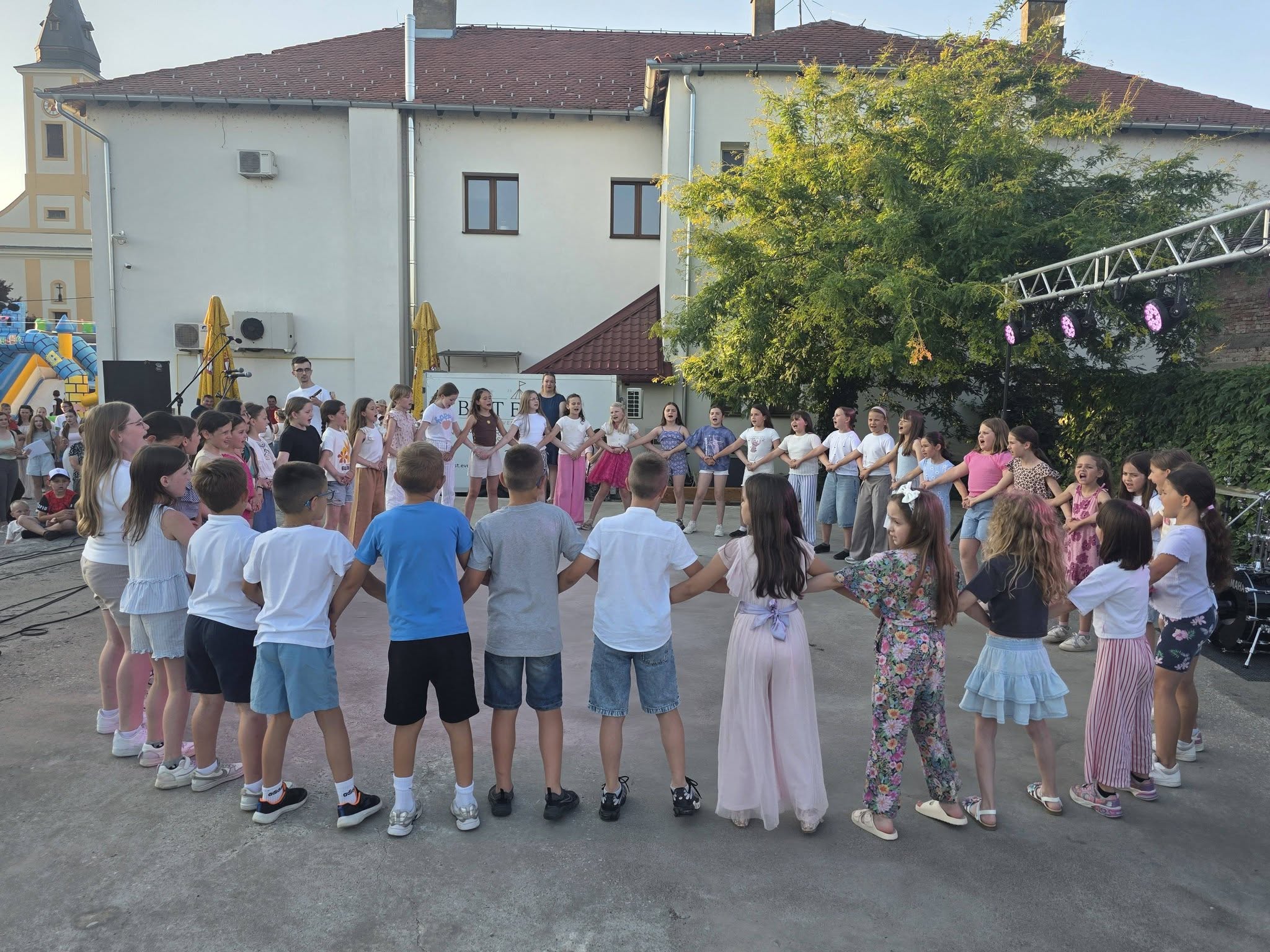 Folklorijada i Roštiljada okupile stotine posjetitelja u Donjim Andrijevcima
