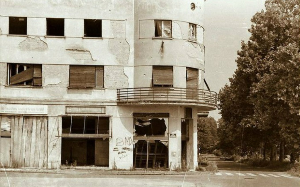 Brod napadan granatama osam puta