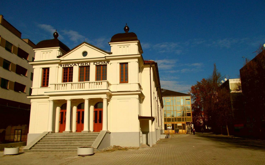 Započeli radovi na obnovi pročelja Hrvatskog doma u Slavonskom Brodu