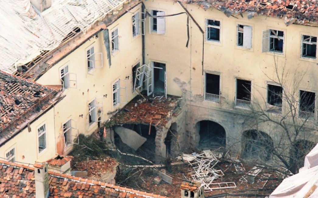 Banske dvore raketirala JNA