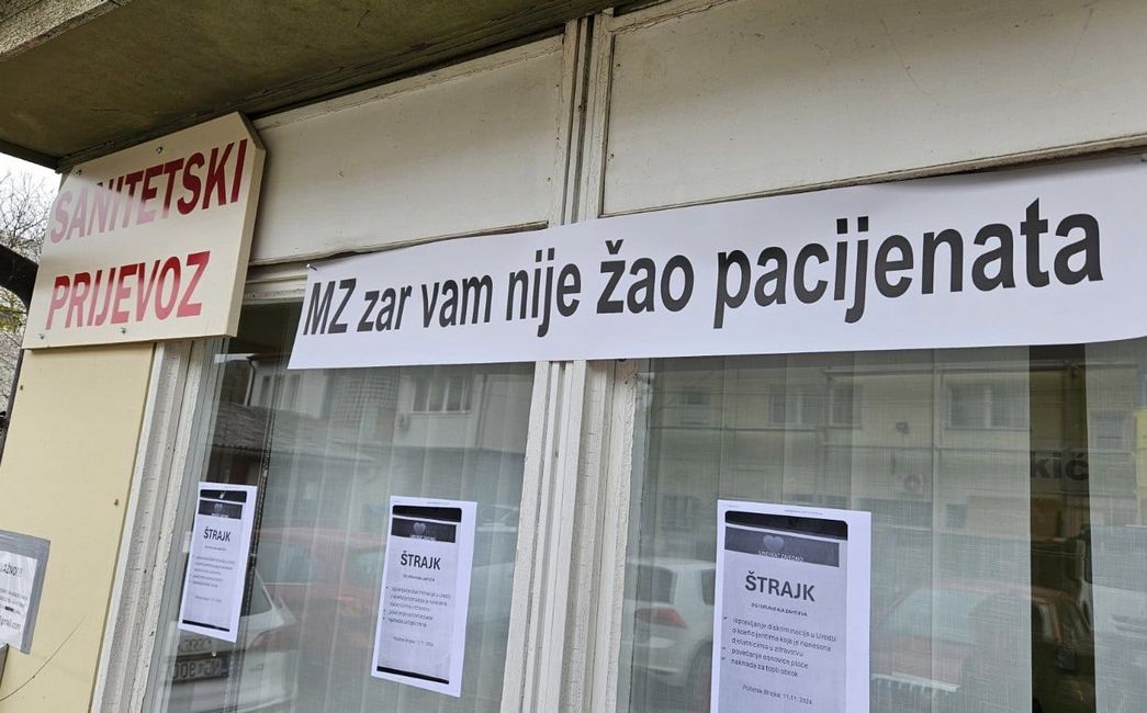 Drugi dan štrajka, pred medije danas stali radnici saniteta iz Nove Gradiške