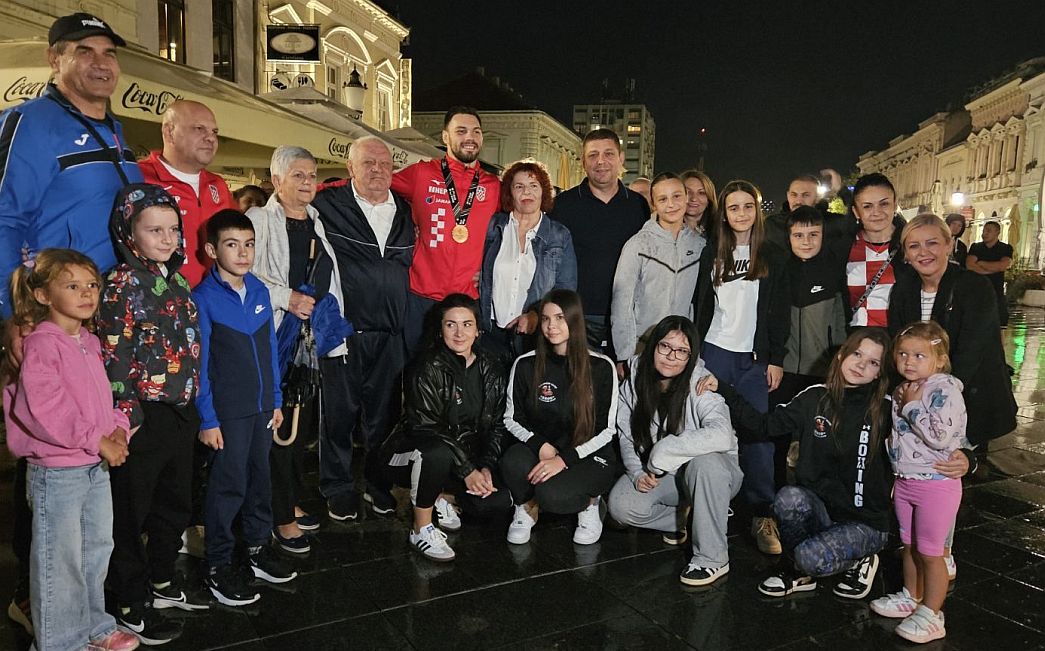 Brojni Brođani dočekali svoga prvaka Gabrijela!