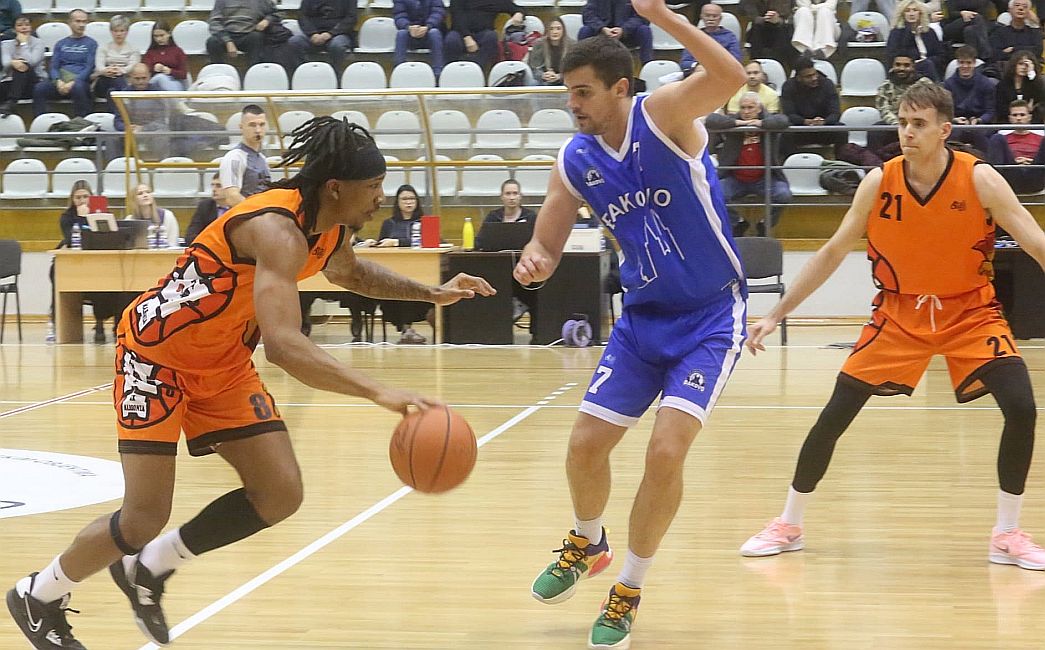  Košarkaši 'Marsonije' na polovičnom učinku