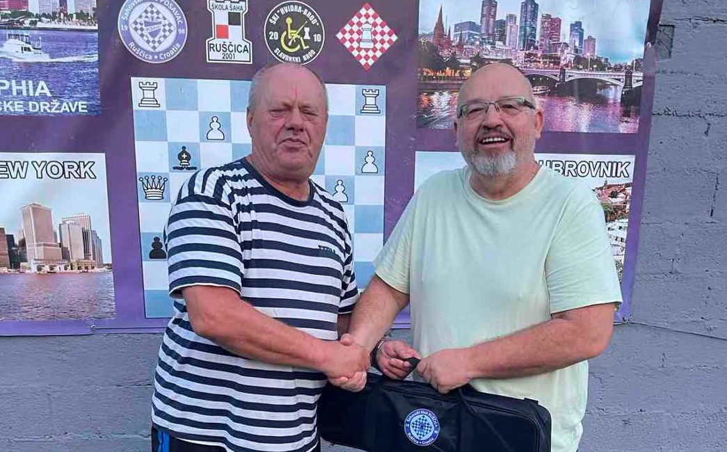 Novi šahovski komplet i za prvokategornika dr. Ninoslava Ljubičića