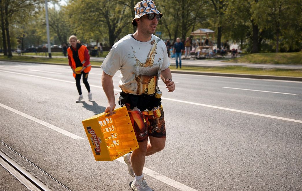 22. OSJEČKI POLUMARATON - 'Mazator' Luka istrčao 21.1 km s gajbom od piva u ruci
