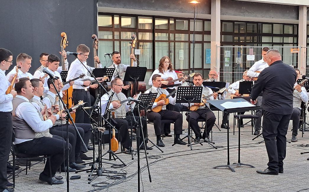 Impresivan koncert Brodskog tamburaškog orkestra u SLAVONSKOM Brodu