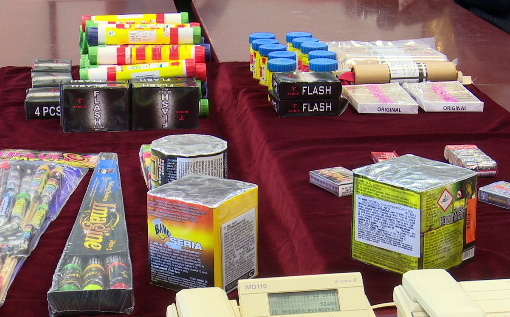 Usred ljeta ispaljivao petarde na ulici