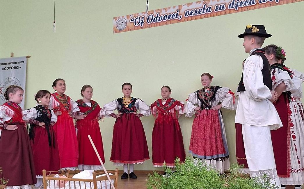 Mali čuvari običaja zaplesali u Odvorcima