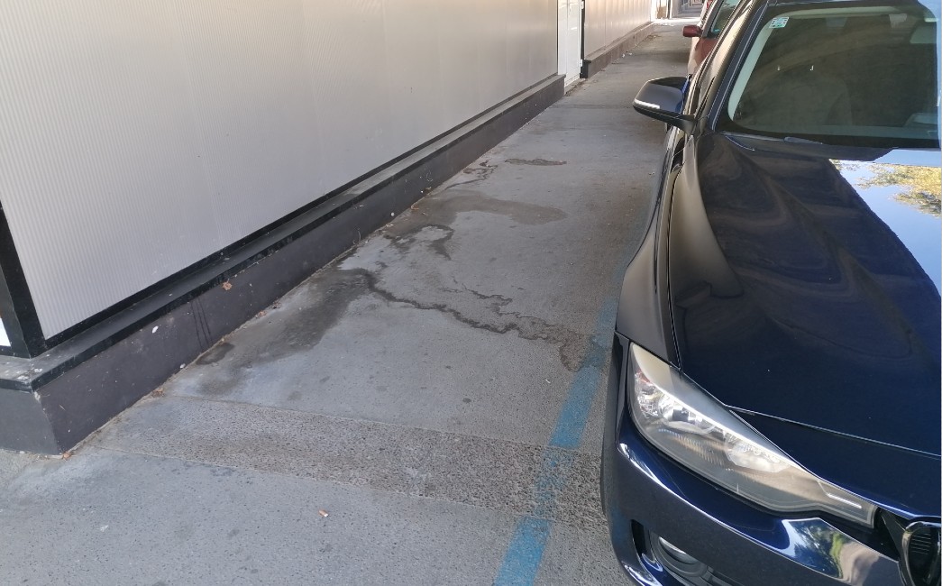 Zapušteno, ali plavu crtu povuci i parking naplati