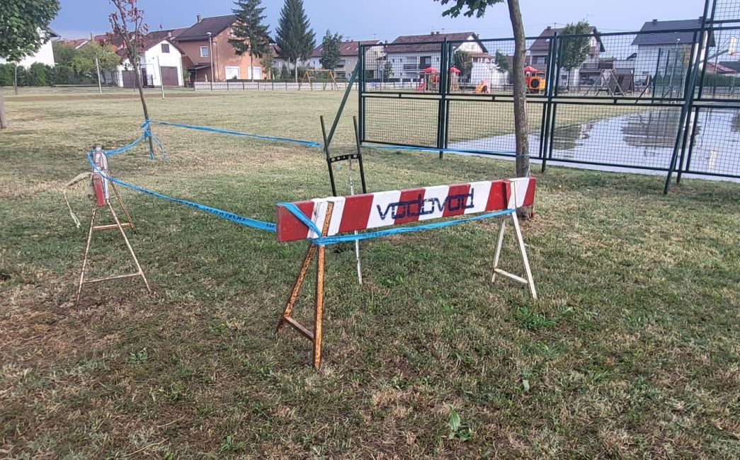 FOTO UBOD: Otvorila se zemlja na dječjem igralištu!