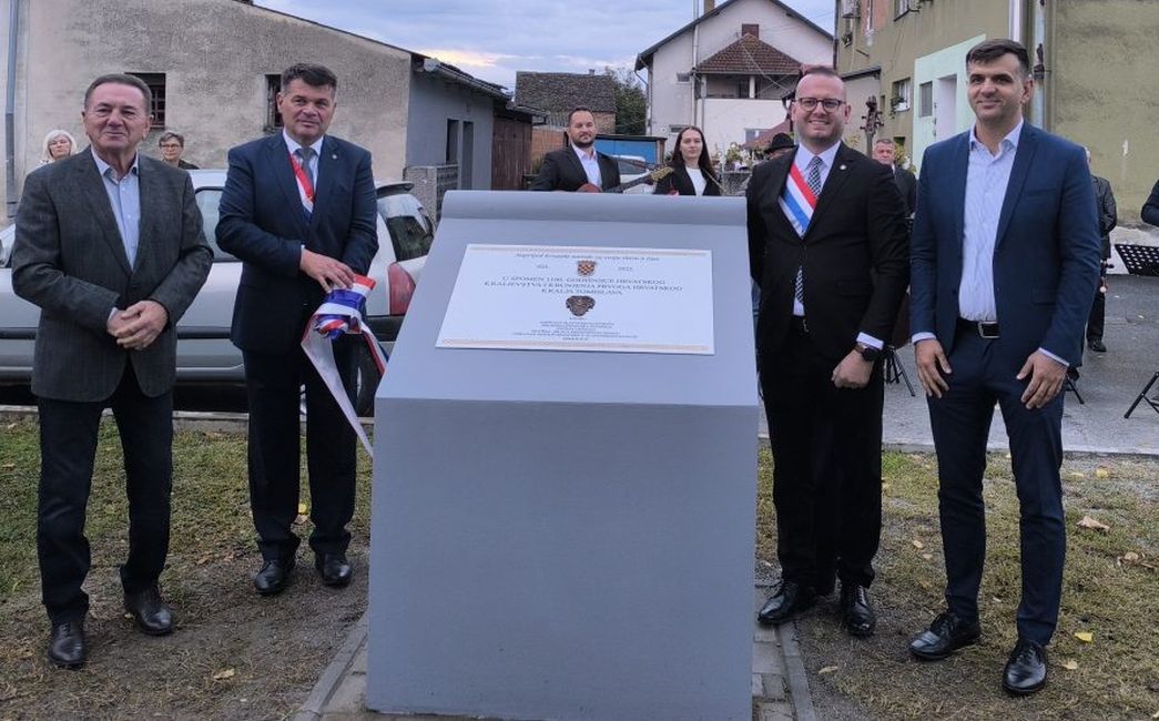 Spomen ploča Hrvatskome Kraljevstvu i u Slavonskom Kobašu