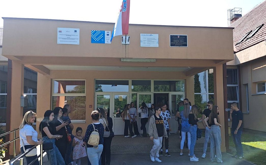  Učenicima i nastavnicima osnovne škole u Bebrini stigao najljepši dar za njihov dan