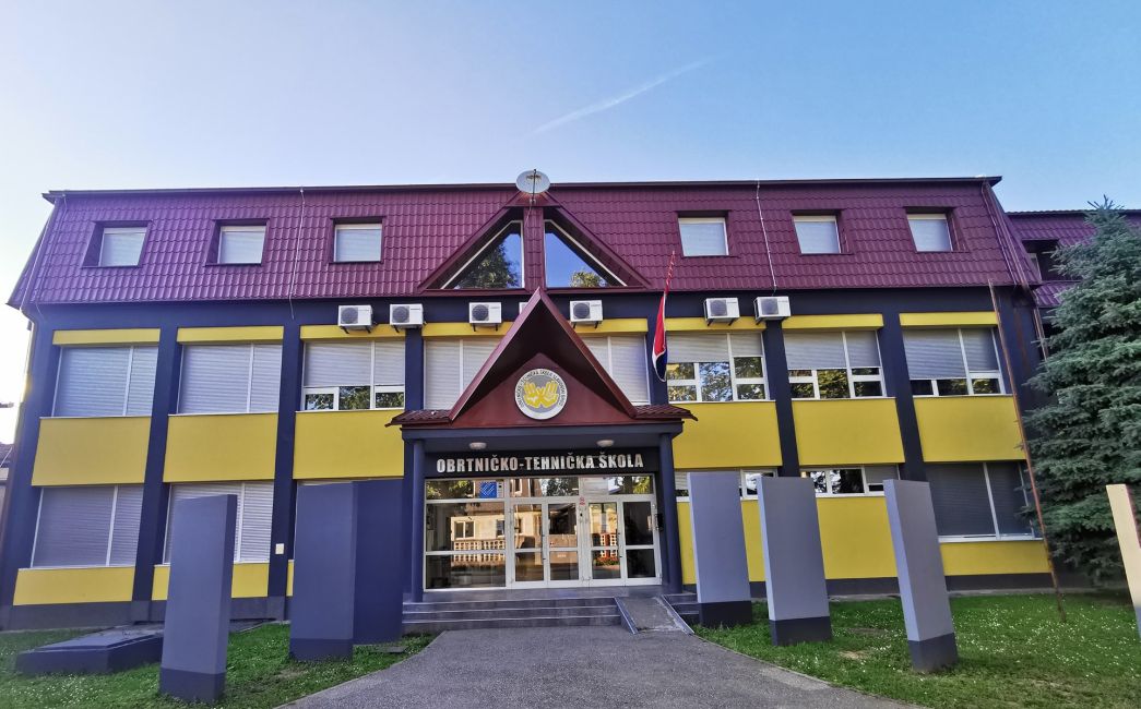 Netko bacio suzavac u brodskoj Obrtničko-tehničkoj školi, nema ozlijeđenih