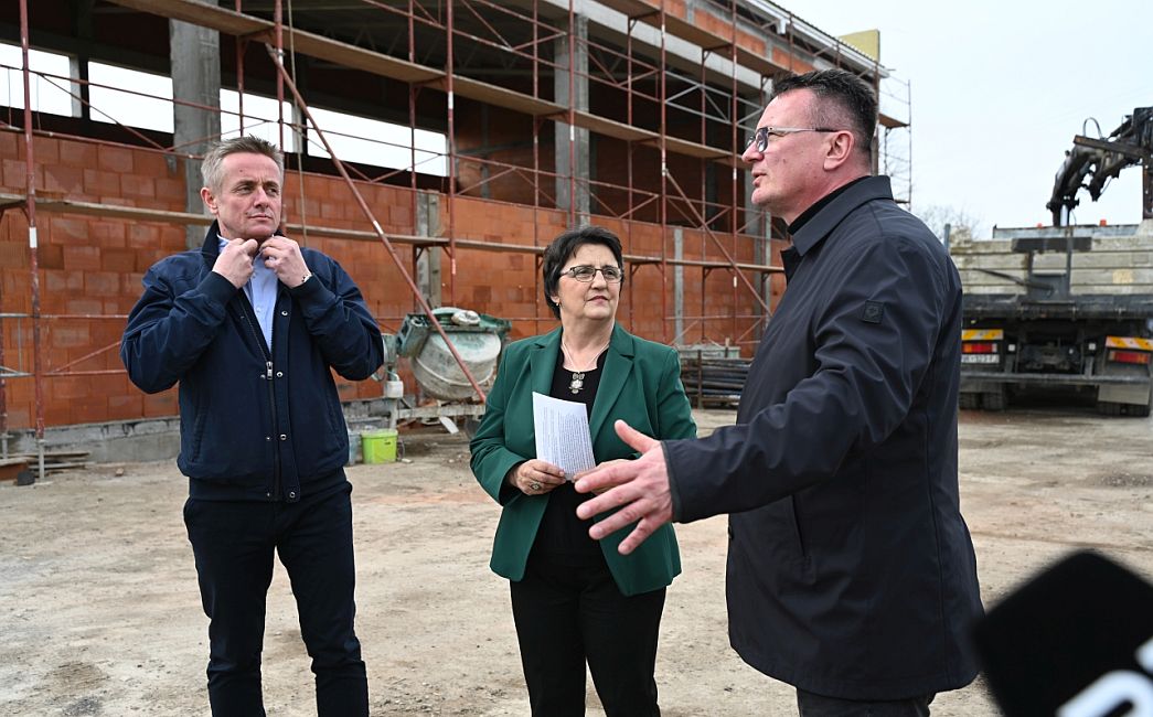 Župan Danijel Marušić posjetio gradilišta na školama u Oprisavcima i Sikirevcima