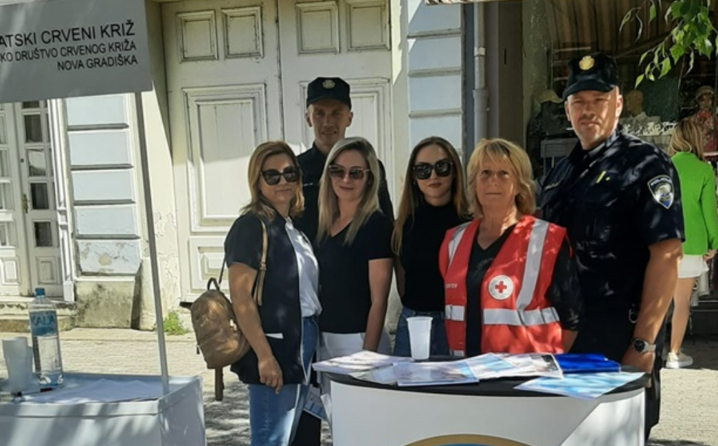 Pazite na svoje mališane, ne ostavljajte ih u automobilima!