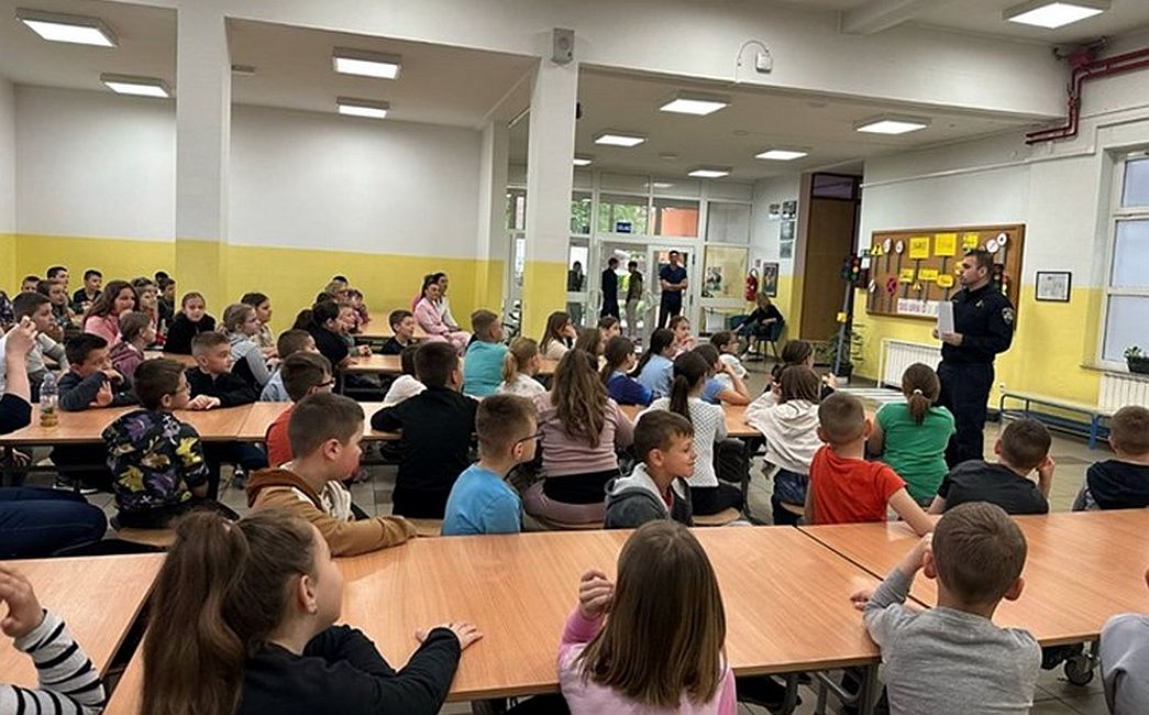  Policajac Tomislav Mišić educirao učenike o sigurnom sudjelovanju u prometu