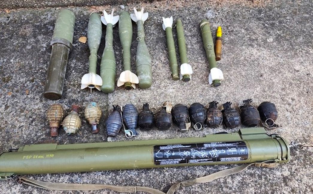 Čistio zgradu, pronašao mali arsenal oružja i odmah pozvao policiju