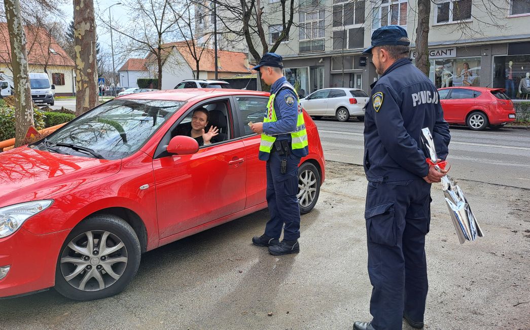  Na međunarodni Dan žena iskazali se brodski prometni policajci: zaustavljali vozačice i darivali ih za njihov dan