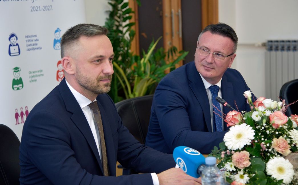  Ministar Piletić uručio nove ugovore za projekte iz programa 'Zaželi', vijednih 15,2 milijuna eura