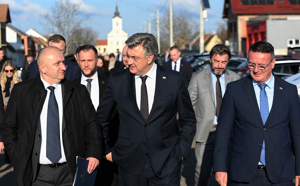Plenković u Slavonskom Šamcu: 'u osam godina u Slavoniju uloženo 3,3 milijarde eura'