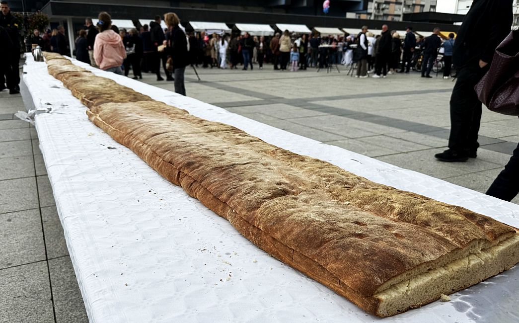 2. POGAČA FEST ZA GUINNESSA - Vesele šokice za 20. rođendan zamijesile 20-metarsku pogaču od 500 kg brašna
