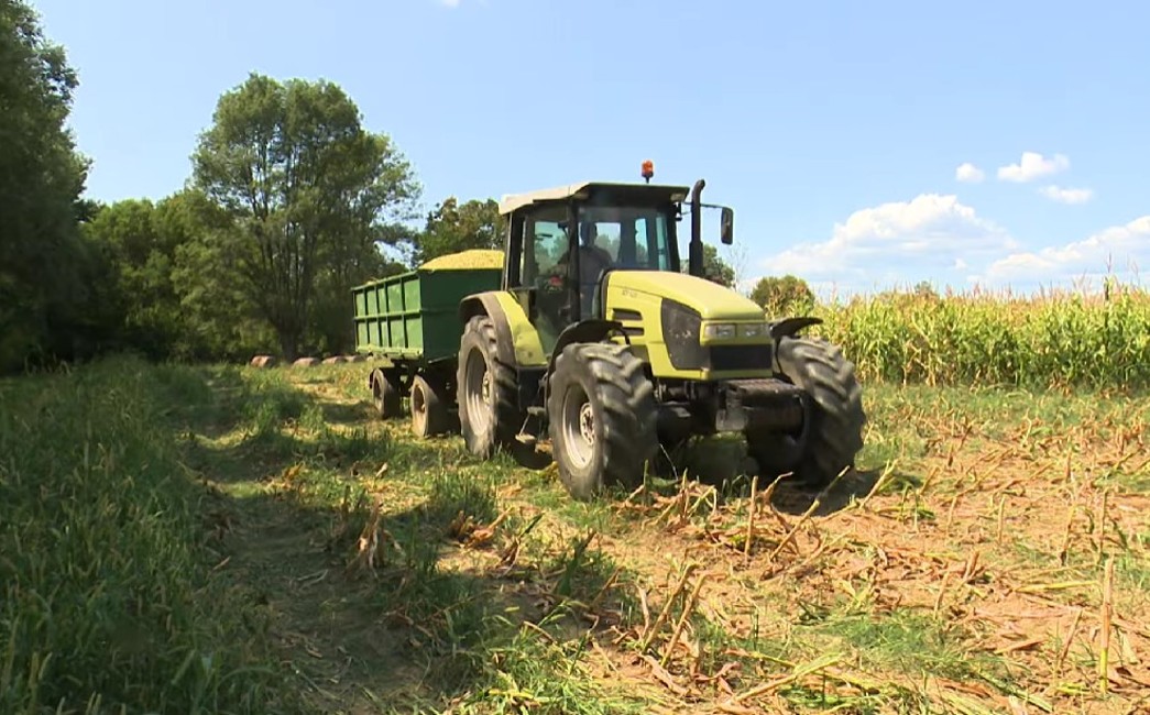 Sletjeli traktorom u kanal, vozač i putnik alkoholizirani