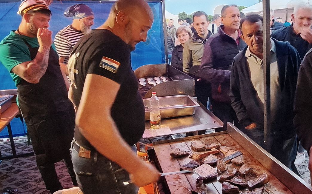 STIGLI DALMATINCI - Gužva usred Sikirevaca, ekipa iz Tribunja priredila feštu za pamćenje