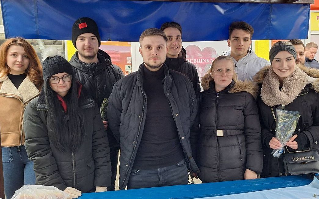 Uoči Cvjetnice mladi HDZ-a građanima dijelili grančice maslina, simbol mira