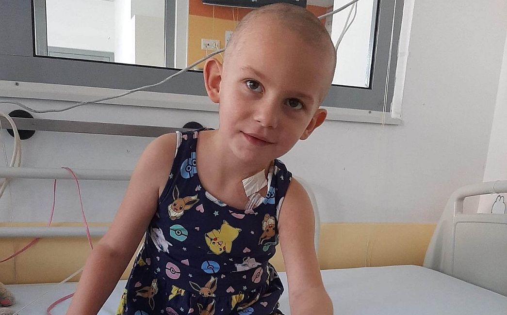 MAMA, USPJELA SAM! -  Djevojčica liječena od maligne bolesti, donirala kosu za drugu djecu oboljelu od raka
