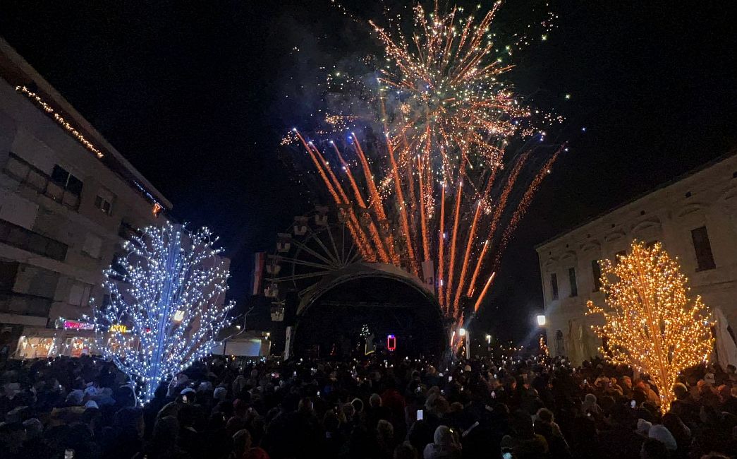  Brođani dočekali novu 2026. uz Crvenu jabuku i spektakularan vatromet