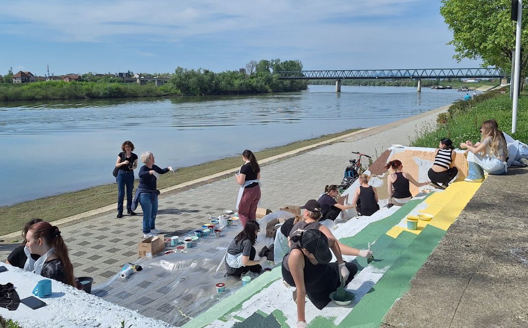 Brodske gimnazijalke oslikale savske stube motivima iz bajke Ivane Brlić-Mažuranić