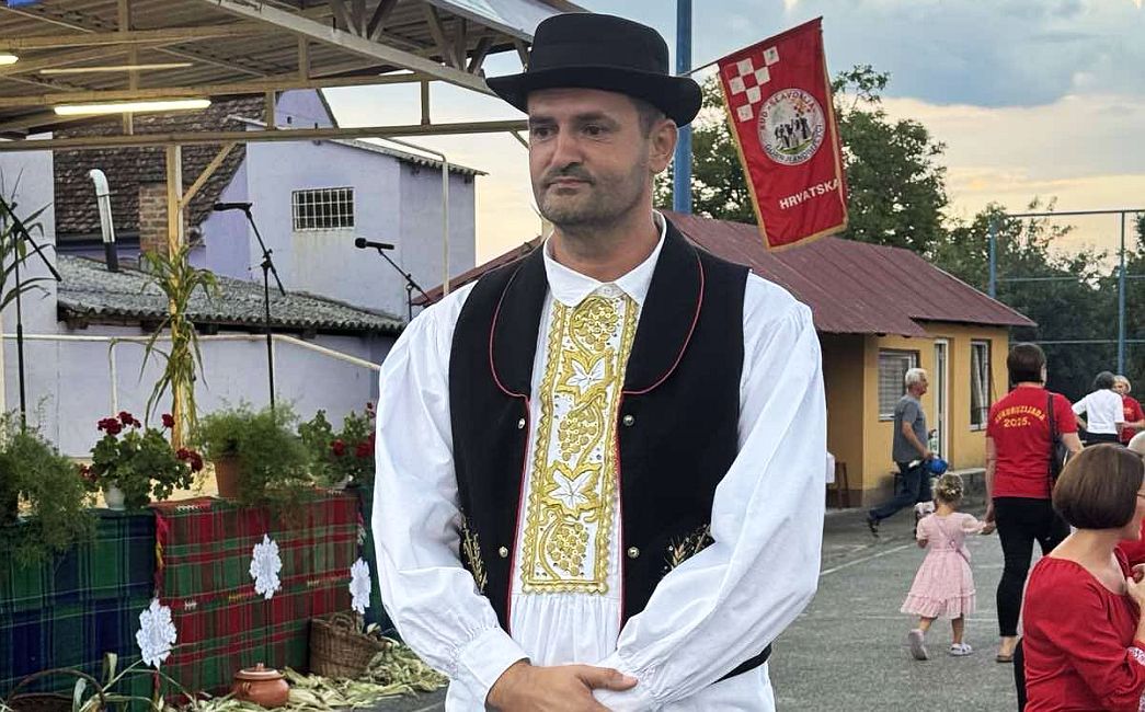  KUKURUZIJADA 2025. - Nesvakidašnji 'outfit' sibinjskog načelnika Josipa Pavića