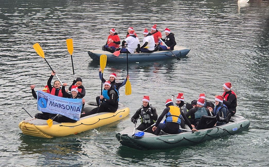 19. BOŽIĆNI RAFTING - I Brođani veslali i plivali studenim vodama Mrežnice