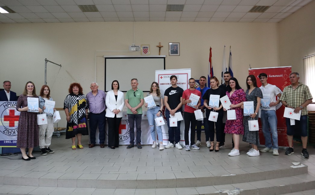Nagrađeni mladi povodom prvog darivanja krvi