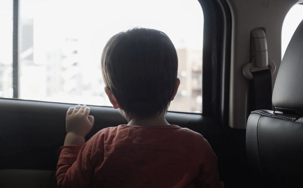 NIKAD NE OSTAVLJAJ! Počela kampanja  protiv ostavljanja djece u autima