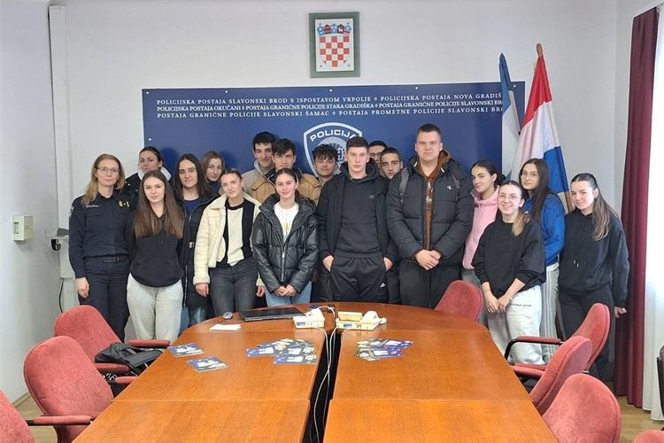 Policijska uprava brodsko-posavska ugostila učenike brodske Klasične gimnazije 