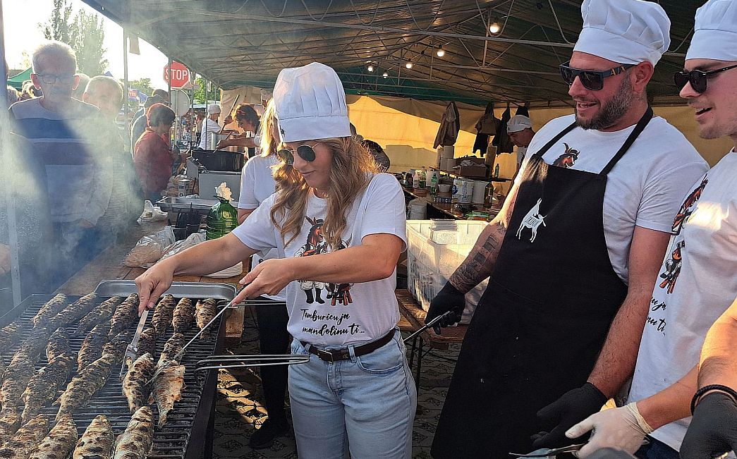 TAMBURICU JA, MANDOLINU TI - Gužva usred Sikirevaca, Dalmatinci priredili feštu za pamćenje