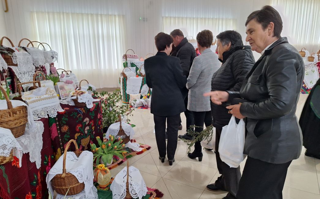 U Oprisavcima otvorena impresivna izložba uskrsnih korpica i salvetica