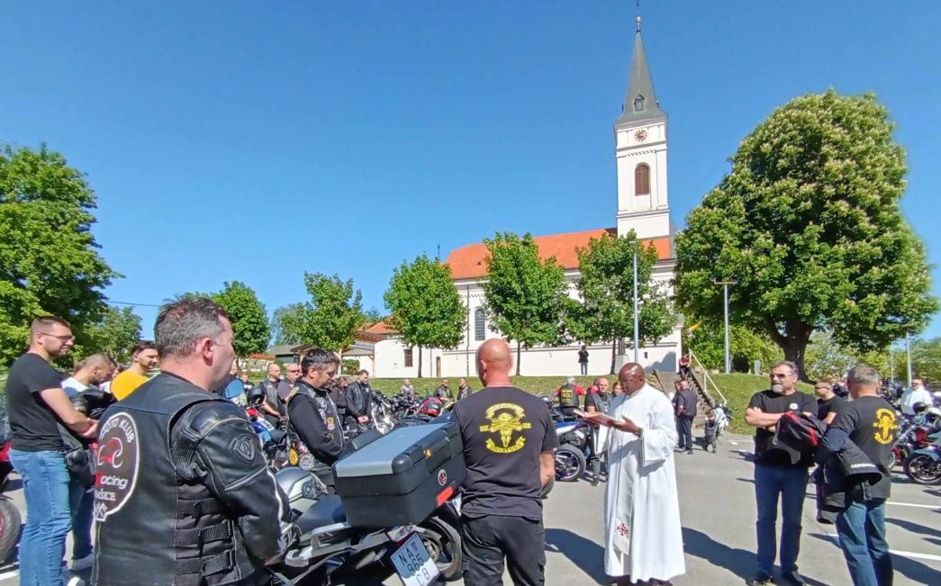 Tradicionalni blagoslov 'bikera' i njihovih motocikala u župi sv. Antuna u Podvinju