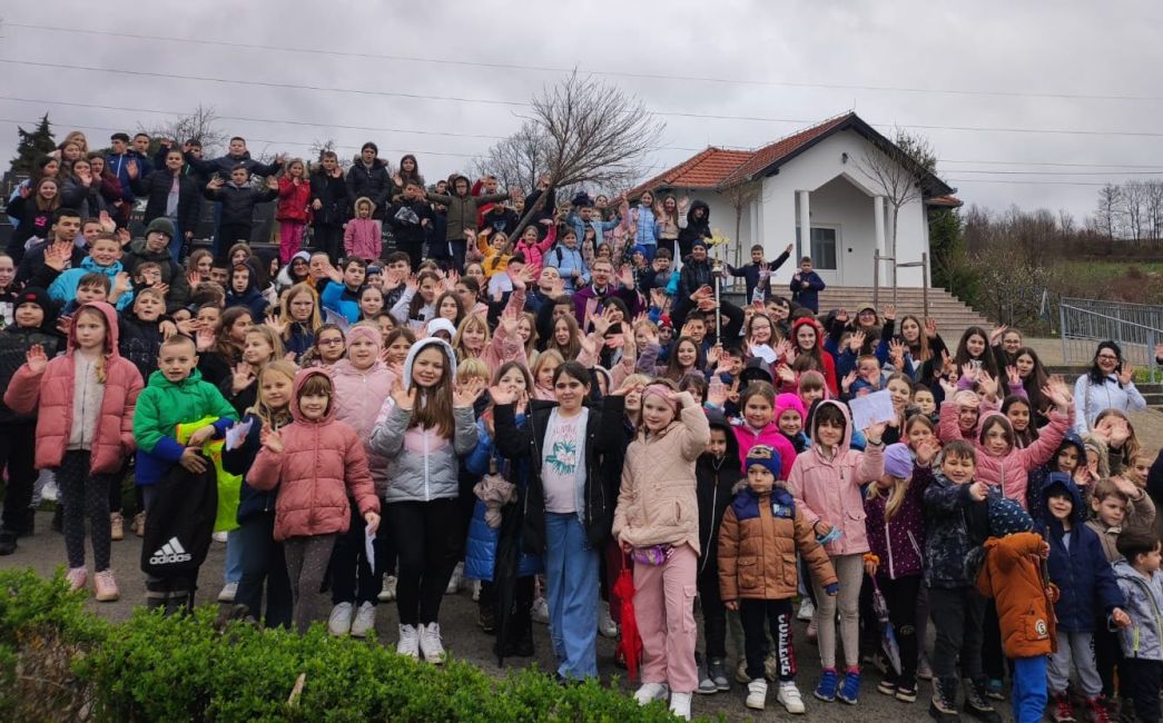 Više od 200 mališana u pobožnosti dječjeg Križnoga puta u Gromačniku