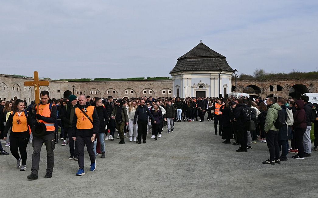 Više od 1500 mladih hodalo za Kristovim križem od Slavonskog Broda do Dragotina