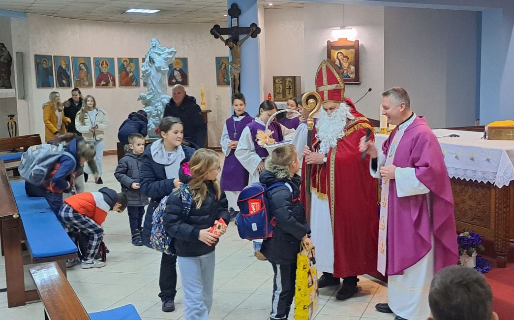 ZAŠTITNIK DJECE - Sveti Nikola na misi zornici darivao mališane