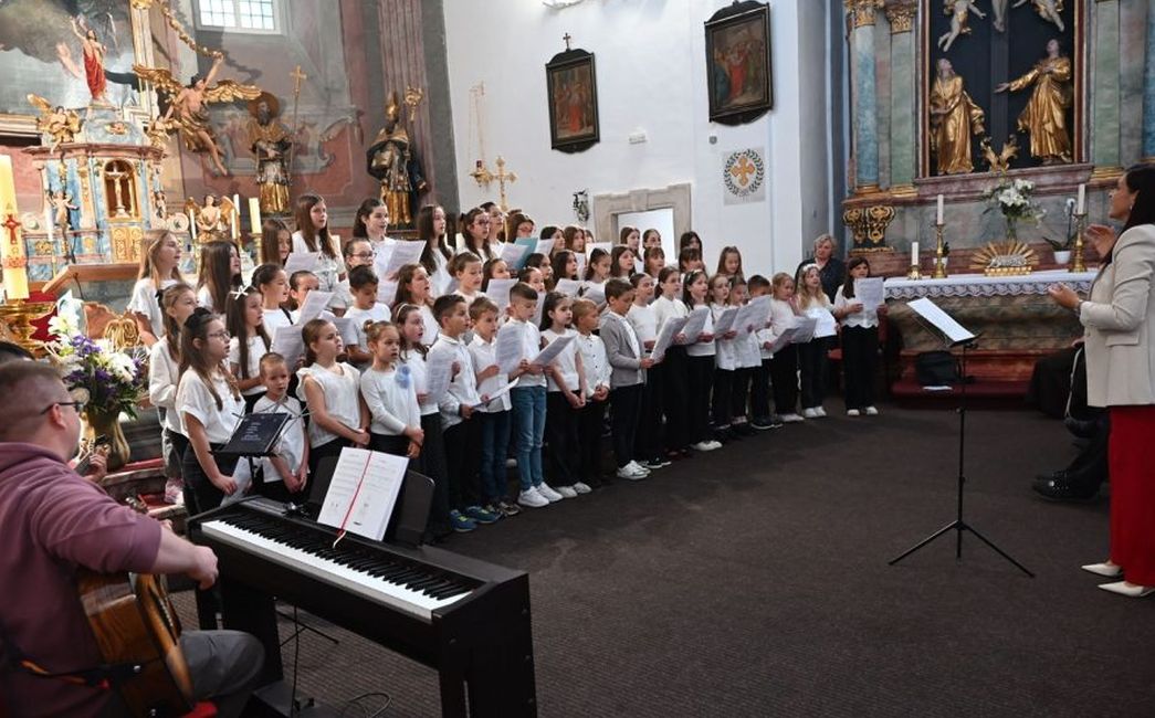 39. ZLATNA HARFA - Više od 200 malih zboraša pjevalo Bogu na slavu