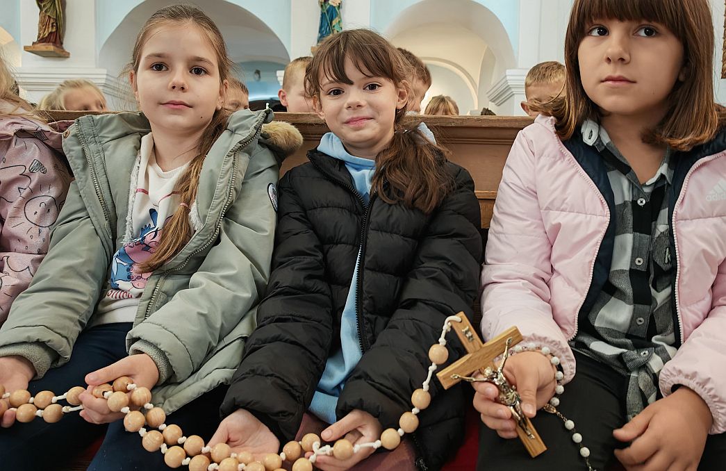 PRIMJER SVIMA - Mali Sibinjci zajedno mole Gospinu krunicu za mir u svijetu