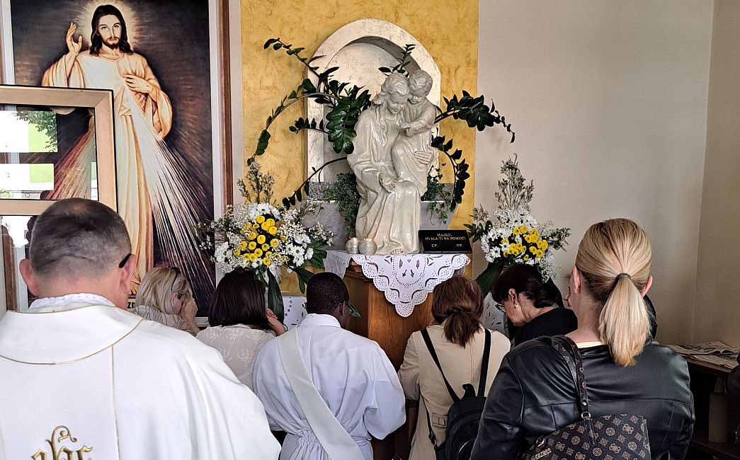 Brojni hodočasnici i ovoga osmog u svibnju u svetištu Gospe Brze Pomoći