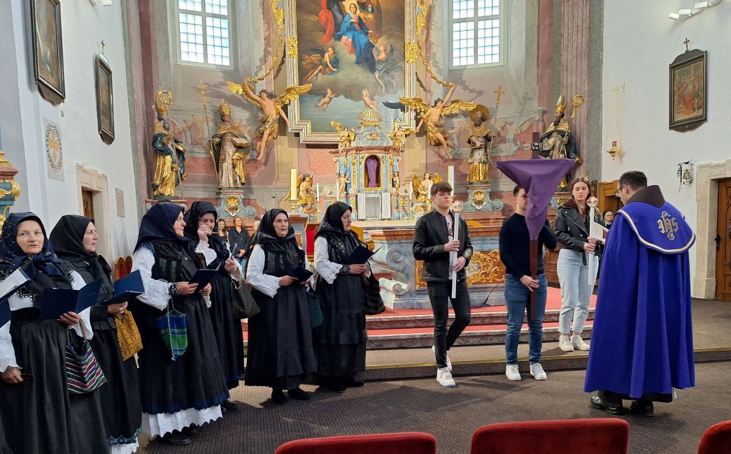 Mladi iz brodske Klasične gimnazije predmolili Križni put na Veliki petak