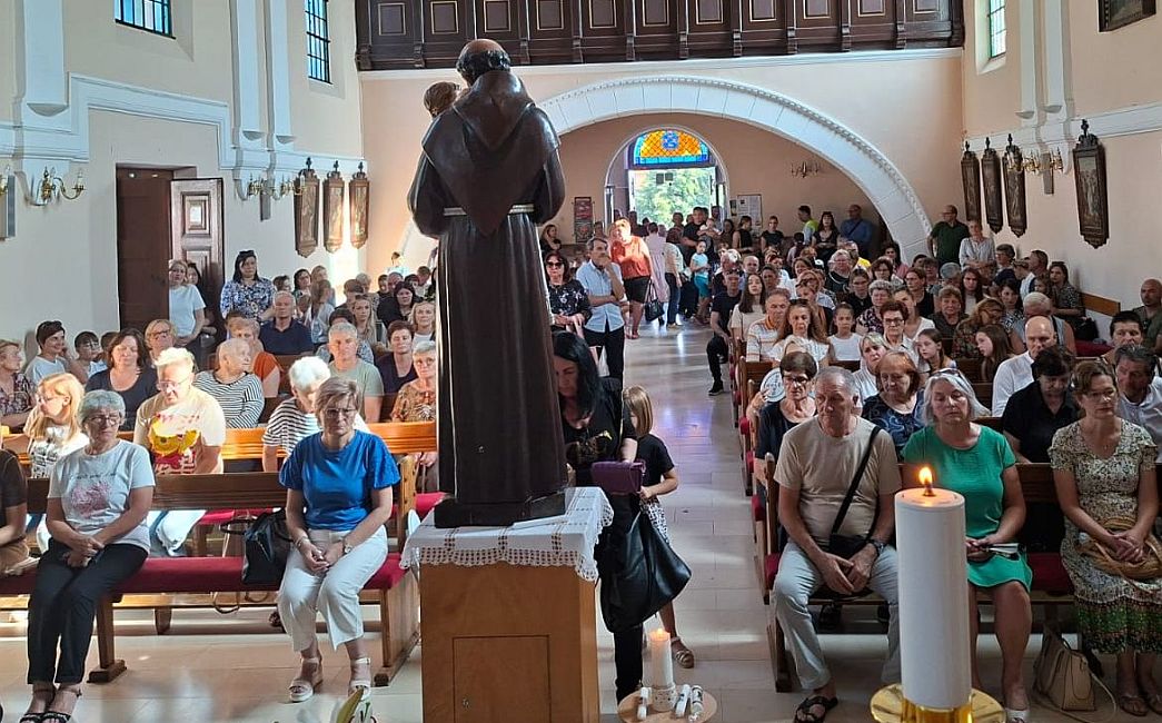 Tisuće vjernika danas kod svetog Ante u Podvinju, proslavljen dan sveca svega svijeta
