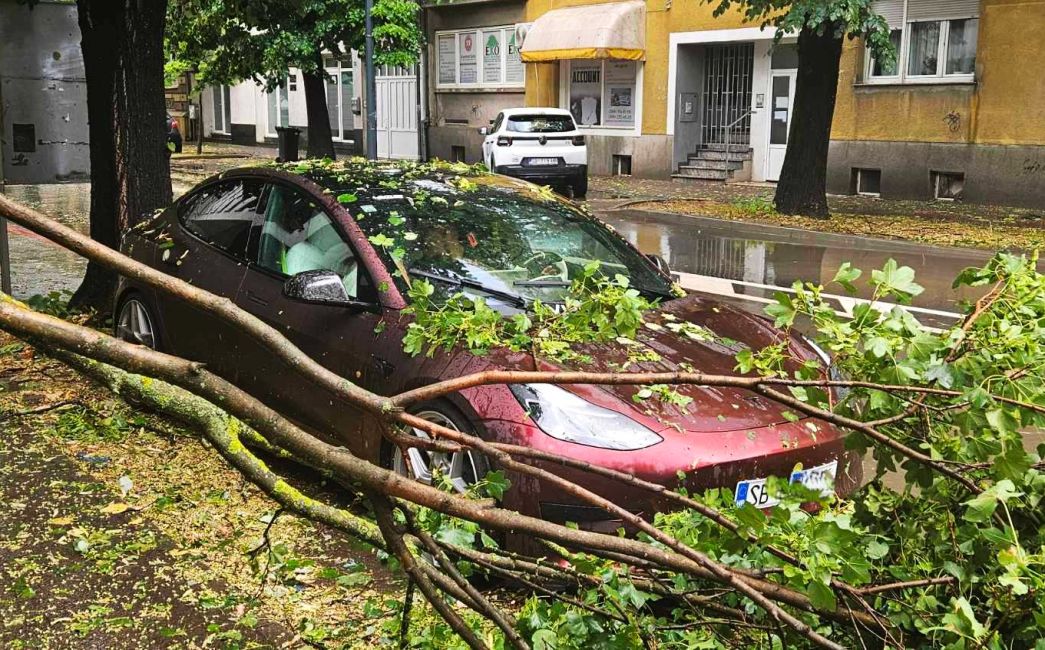 Oluja s jakom tučom pogodila  Slavonski Brod i okolicu, poplavljene ulice, porušena stabla...